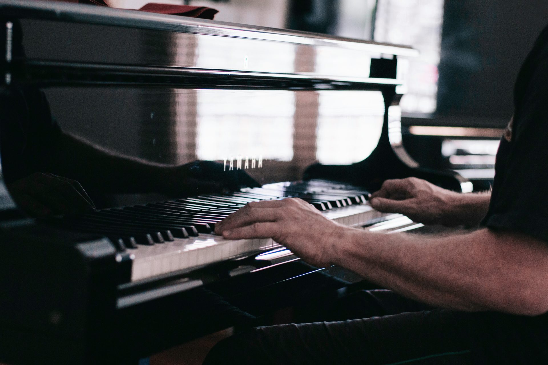 Persona tocando un piano de cola